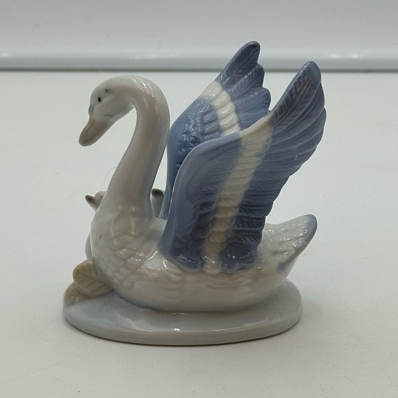 Blue & White Porcelain Swan with Cygnets - Picture 8 of 16